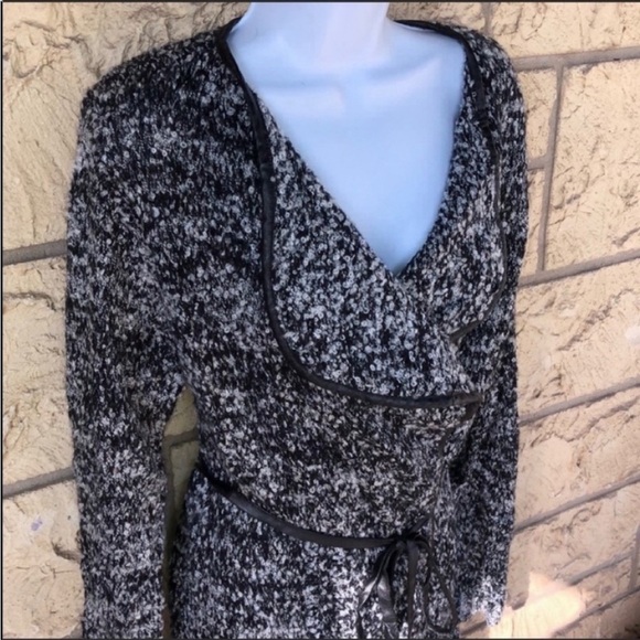hem & thread wrap cardigan vegan leather trim tweed
Size Large
New NWOT - Picture 4 of 12